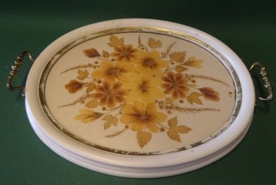 Auktion <br>ovales Tablett, Holz mit Messinggriffen, Platte mit Trockenblumen/Glas, 43x33 cm, Italien [1]