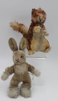 Auktion <br>2x div. ältere Steiff-Tiere, ohne Ident., Hase und Eichhörnchen, bespielte Erhaltungen, ca. H-26cm. [1]