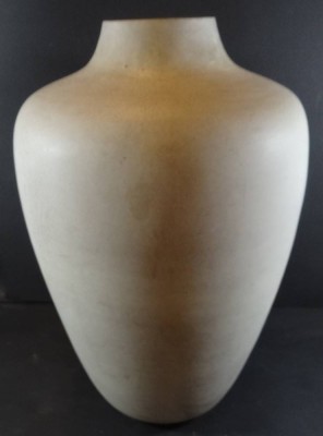 Auktion <br>grosse Bodenvase, signiert, H-50 cm, kl. Abplatzer am Stand [1]