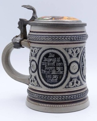 Auktion <br>Bierkrug mit Zinndeckel, Deckel mit Porzellaneinsatz, bemalt, Schauseiten mit Sprüchen, H- 14cm [1]