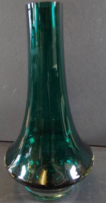 Auktion <br>grüne Vase, wohl  Riihimäen Lasi Oy/ Finnland. Klarglas, mit grünem Innenfang. Unterseitig mit eingeritzter Nummer. H einwandfrei. H-25 cm [1]