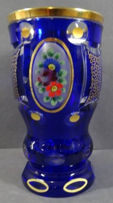 Auktion <br>böhmischer Becher, Blumenmalerei und Gold-Dekor, blau überfangen, H-15 cm, D-8 cm [1]