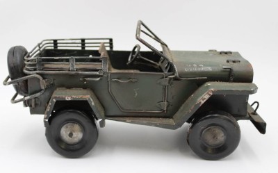 Auktion <br>gr. Jeep, Blech, ungemarkt, bespielte Erhaltung, H-15cm L-29cm. [1]