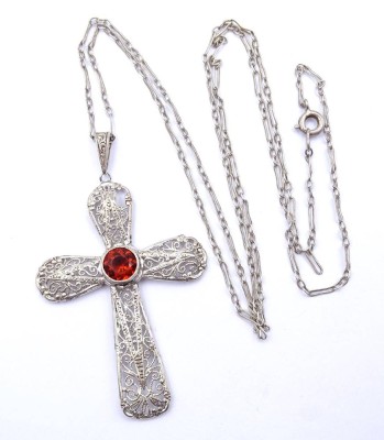 Auktion <br>Filigraner Kreuz Anhänger an Kette, beide Silber geprüft, Kette l. 66cm, zus. 7,5g. Kreuz 6,2x3,9cm [1]