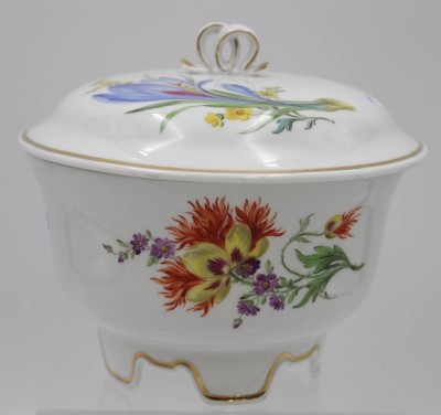 Auktion <br>gr. Deckeldose, Meissen, Schwertermarke, florale Bemalung, 4 Schleifstriche, Rand wohl 1x angeschliffen, H-15,5cm D-16,5cm. [1]