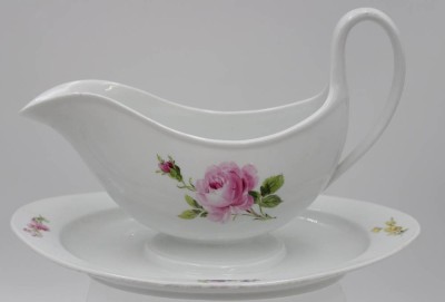 Auktion <br>Sauciere, Meissen, Schwertermarke, 1. Wahl, florale Bemalung, Henkel beschädigt, H-16cm L-26cm. [1]