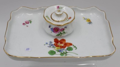 Auktion <br>Schreibtischablage mit Tintenfass, Meissen, Schwertermarke, florale Bemalung, Tintenfass 2 Schleiffstriche u. min. Chip, Ablage 1. Wahl, ca. H-5,8cm, 22 x 15,5cm. [1]