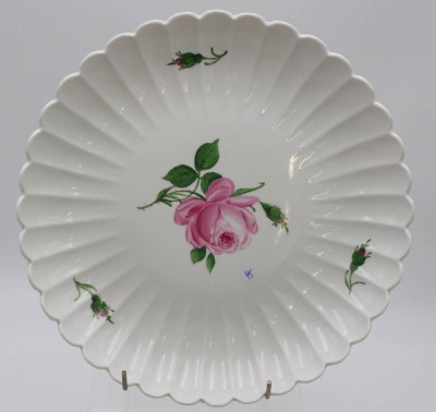 Auktion <br>Schale, Meissen, Schwertermarke, rote Rose, 2 Schleifstriche, H-4cm D-27,5cm. [1]