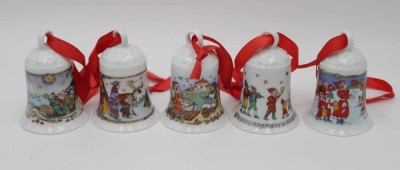 Auktion <br>5x Hutschenreuther-Weihnachstglocken, 1991, 94, 95, 96 u. 97, H-7,5cm. [1]