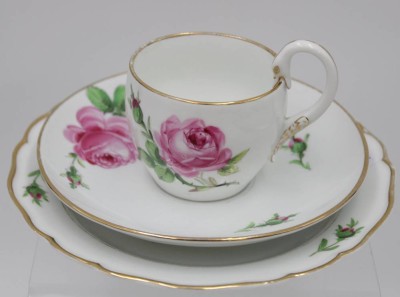 Auktion <br>3tlg. Kaffeegedeck, Meissen, Schwertermarke, Rote Rose, Tasse mit Schwanenhalshenkel, je 2 Schleifstriche, Gold berieben, Tasse H-7,6cm. [1]