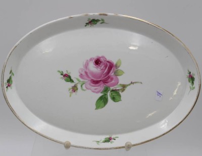 Auktion <br>ovales Tablett, Meissen, Schwertermarke, Rote Rose, Goldrand berieben, 2 Schleifstriche, 26,3 x 18cm. [1]