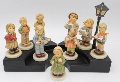 Auktion <br>9x div. Hummel-Club-Figuren, anbei Aufsteller, Goebel, Figuren ca. H-10cm. [1]