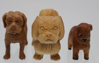 Auktion <br>3x Hundefiguren, Holzarbeit, ca. H-8,2cm. [1]