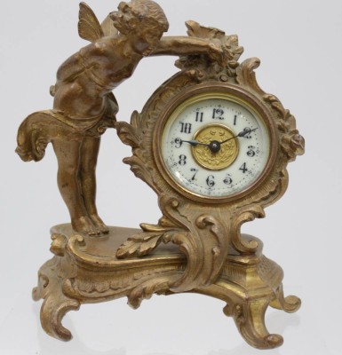 Auktion <br>figürliche Tischuhr, Asonia Clock Company, USA, um 1900, Zinkgussbronziert, Werk nicht geprüft (Schraube fehlt), Figur auf Podest geklebt, H-15cm B-13,8cm [1]