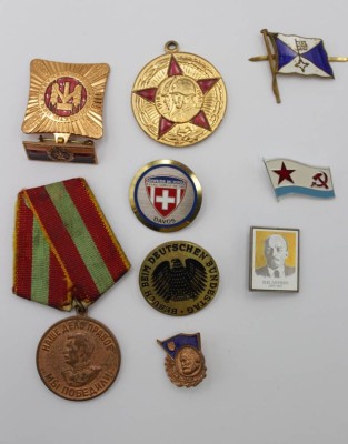 Auktion <br>kl. Konvolut div. Anzeichen/Pins, meist DDR [1]