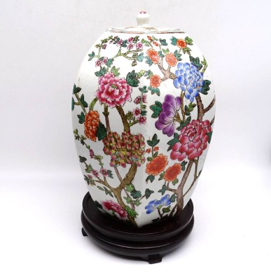 Auktion <br>Große Antike schwere China Vase Sechseckig mit roter Bodenmarke Floral erhaben bemalt mit Deckel auf neuzeitlichen Holzsockel. H. 33cm ohne Sockel Ø 23cm [1]