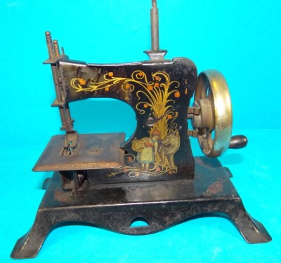 Auktion <br>Blech Kinmderenähmaschine, bunt lithografiert, REotkäppchen Motiv, Altersspuren, H-18 cm, L-20 cm [1]