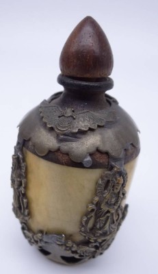 Auktion <br>gr. Snuffbottle, Bein mit versilberter Montur, Holzstöpsel, in Boden chine4s. gemarkt, H-8 cm, D-4,5 cm [1]