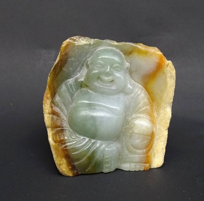 Auktion <br>Kleiner Happy Buddha aus Jade ummantelt von Stein H.6,2 cm B. 6 cm [1]