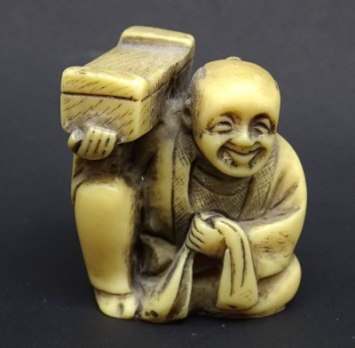 Auktion <br>kleine Netsuke aus Kunstmasse gefertigt H. 4 cm B. 3,5 cm [1]