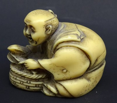 Auktion <br>kleine Netsuke aus Kunstmasse H. 3,8 cm B. 5,2 cm [1]