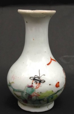 Auktion <br>kleine Vase aus Keramik bemalt min. bestoßen H. 8,3 cm B. 6 cm [1]