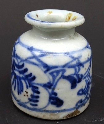 Auktion <br>kleine Vase/Tintenfass aus Porzellan Blau Weiß bemalt H. 5 cm Ø 4,5 cm [1]