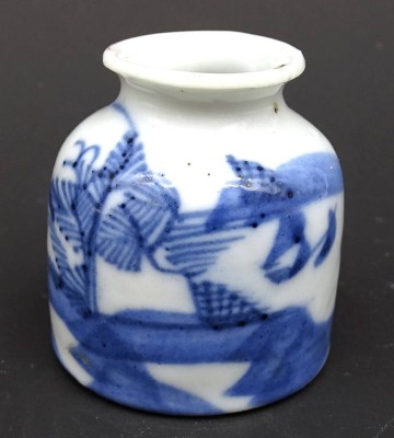 Auktion <br>kleine Vase/Tintenfass aus Porzellan Blau Weiß H . 4,8 cm Ø 4,5 cm [1]