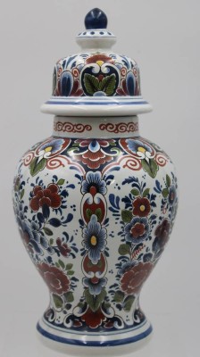 Auktion <br>Deckelvase, Delft, de Fles, polychr. florale Bemalung, H-27,5cm. [1]