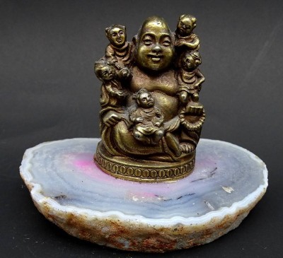 Auktion <br>kleine Buddha- Figur auf Achatplatte H. 8,5cm B. 12 cm [1]