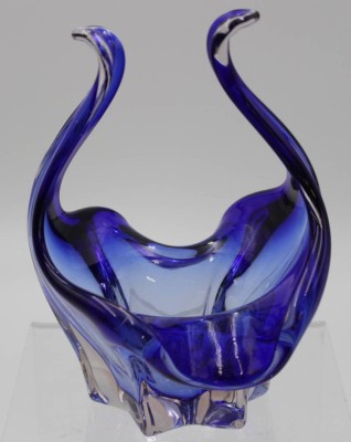 Auktion <br>Fingerschale, wohl Murano, blau/klar, ca. H-17,5cm. [1]