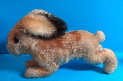 Auktion <br>alter Steiff Hase, Knopf und Fahne, Nr unlesbar, hart gestopft, H-10 cm, L-16 cm [1]