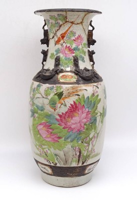 Auktion <br>Große alte China Case, Blumen und Vogelbemalung, Rückseite mit Chin.Schriftzeichen und Boden gemarkt, Hals mehrfach geklebt, H. 45,5cm [1]