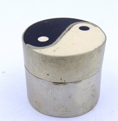 Auktion <br>kleine Pillendose aus Metall mit den Zeichen Yin Yang im Deckel Ø2,1 cm H . 2,1 cm [1]