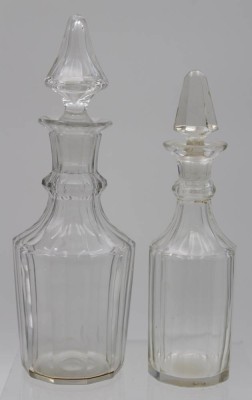 Auktion <br>2x kl. Karaffen, um 1900, kleinere am Hals bestossen, ca. H-21,5cm u. 18,5cm. [1]