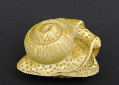 Auktion <br>Netsuke aus Bein  in Form eine Schnecke anspruchsvoll verziert B. 5 cm H. 3,5 cm [1]