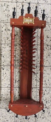 Auktion <br>Teller-Regal, 19. Jhd., Namenschild, Altersspuren, wurmstichig, ca. H-86cm B-30cm T-17,5cm [1]