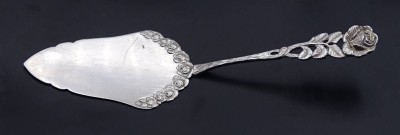 Auktion <br>Kuchenheber, Silber 800/000 Antiko, Rosenmuster, L. 20,0cm, 50,2g. [1]