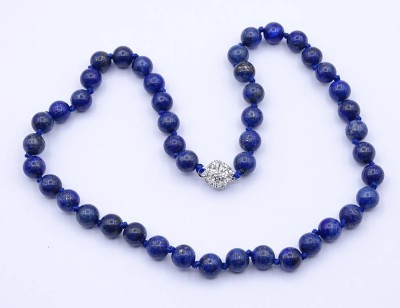 Auktion <br>Lapislazuli Halskette mit Magnetverschluss, L. 46cm, 47g. [1]