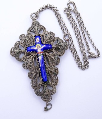 Auktion <br>Gr.Filigranes Brustkreuz an Kette, mittig Emailliertes Kreuz, Silber gepr., Kette L. 48cm, Kreuz 8x5,5cm, zus.24g. [1]