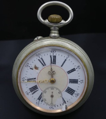 Auktion <br>Taschenuhr bez. im Uhrwerk mit MOERI´S PATENT 7547 / 780  , Metallgehäuse, Uhr steht Ø 56mm Emailliertes Zifferblatt beschädigt loses Stück im Gehäuse [1]