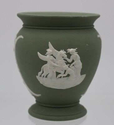 Auktion <br>kl. Vase, Wedgewood, grün, antikisierende Szenen, H-9,8cm. [1]