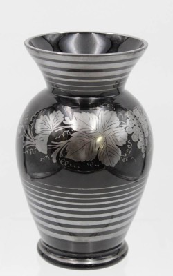 Auktion <br>Hyalithglas-Vase, silberfarbene Bemalung,  am Boden 