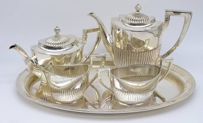 Auktion 344<br>Kaffee-Teekern mit gr. Tablett,  Alpacca, Dekor  Queen Anne, sehr gut erhalten, Kanne H-20 cm, 44x33 cm [1]