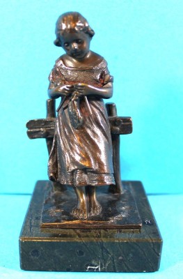 Auktion <br>Ludwig EISENBERGER (act.c.1895-1920), Bronze, Mädchen am Zaun, H-10 cm [1]