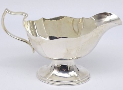 Auktion <br>kl. Sauciere auf Stand, plated, H-9 cm, L-15,5 cm [1]