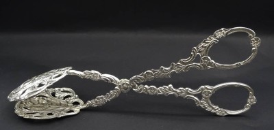 Auktion <br>Gebäckzange aus Silber im Rosenmuster (geprüft) , L. 16cm , 44,5 g [1]