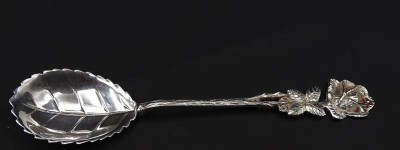 Auktion <br>kleiner Dessertlöffel Hildesheimer Rose aus Silber , Punziert 0,800 , L. 11 cm , 10,5 g [1]