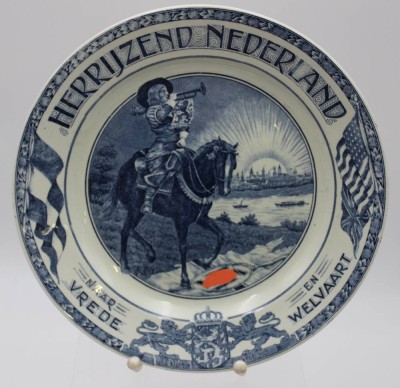 Auktion <br>Wandteller, Befreiung der Niederlande, Maastricht, Unterseite bestossen, D-23,5cm., [1]