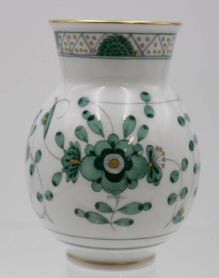 Auktion <br>kl. Vase, Meissen, Schwertermarke, indisch grün, H-10,5cm, 1. Wahl [1]